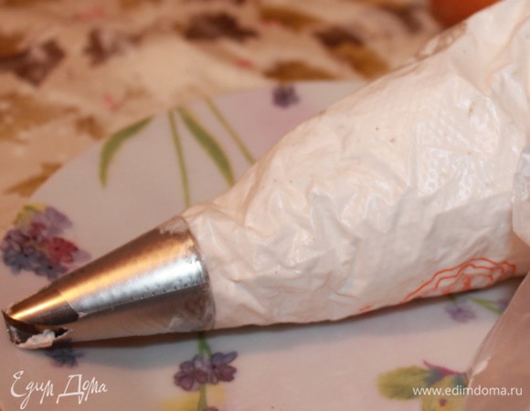 Центр торта украсить итальянской меренгой с помощью насадки «Сан-Оноре».