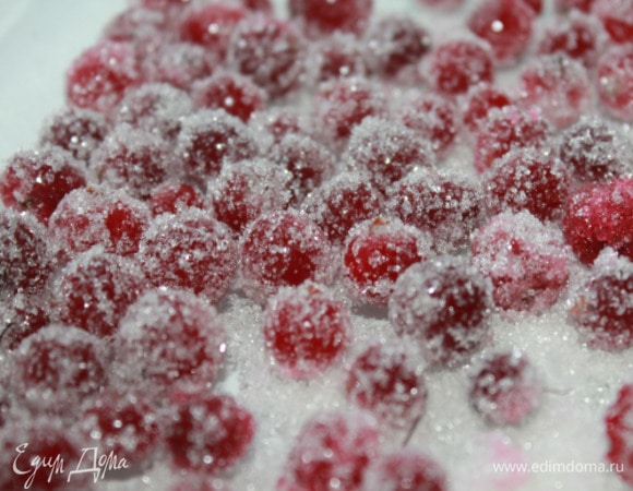 Оставшейся клюквой украсить торт по меренге.