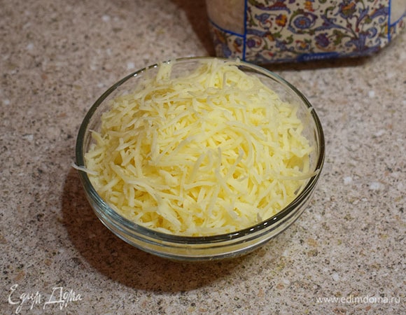 Сыр натереть на мелкой терке.