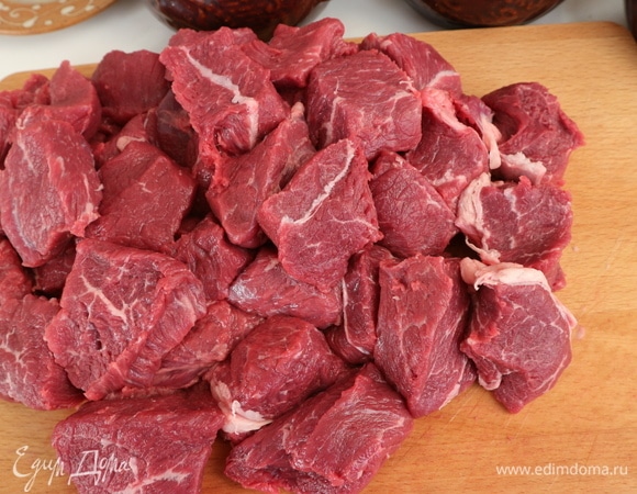Нарезать мясо крупными кубиками. Почистить лук, морковь, нарезать стебли сельдерея кусочками средней толщины, морковь — брусочками, лук — полукольцами.