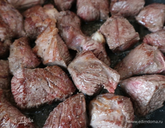 Хорошо разогреть две сковороды с оливковым маслом. Обжарить мясо со всех сторон, посолить, поперчить во время обжаривания.