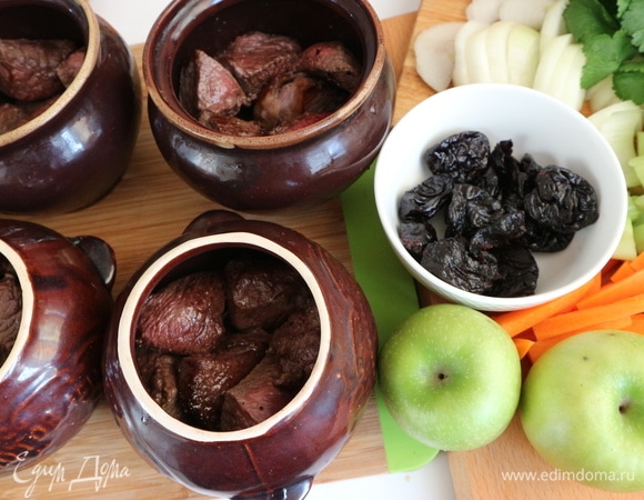 Духовку разогреть до 180°C. Поместить мясо в горшочки. Жидкость со сковороды тоже отправить в горшочки. Из зеленых сортов яблок я отдала предпочтение сорту «Семеренко».