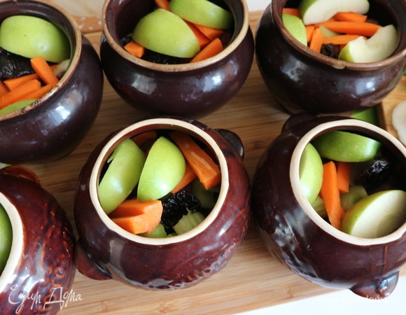 Положить в горшочки по 2 шт. чернослива без косточек, нарезанные стебли сельдерея, кусочки моркови, несколько яблочных долек (кожуру не чистить, семенную часть удалить).