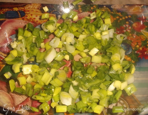 Зеленый лук нарезать, посолить, слегка помять ложкой для выделения сока.