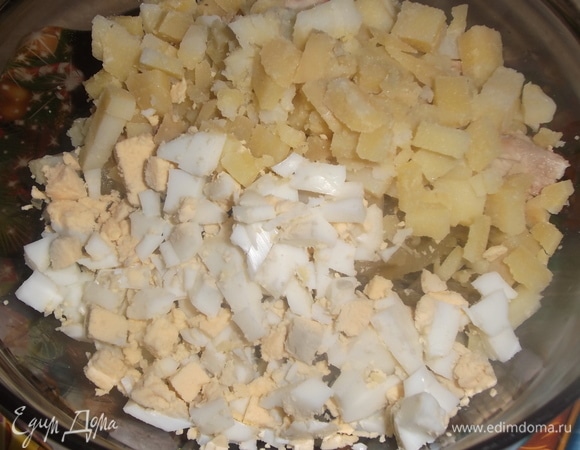 Добавить нарезанные картофель и яйцо. Посолить. Перемешать.