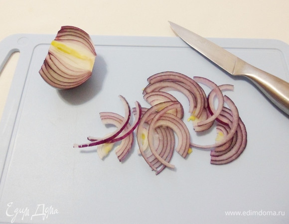 Красный лук очистить, нарезать полукольцами и обдать кипятком для удаления горечи.