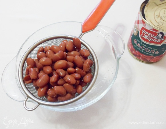 Красную фасоль консервированную ТМ «Фрау Марта» отделить от заливки.