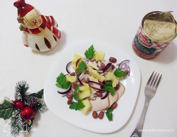 Оформить ломтиками курицы и ананаса. Украсить зеленью петрушки.