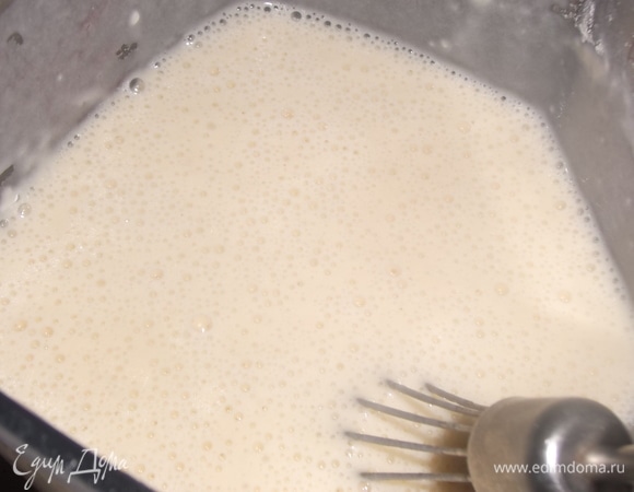 Засыпаем муку, хорошо перемешиваем тесто, чтобы не было комочков.