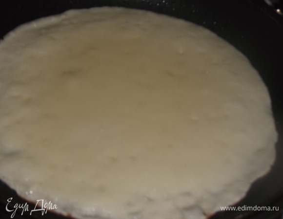 Жарим блины на раскаленной сковороде, смазанной растительным маслом с одной стороны.