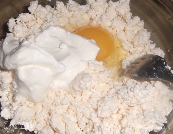 Готовим начинку. В творог разбиваем яйцо, добавляем сахар и сметану.