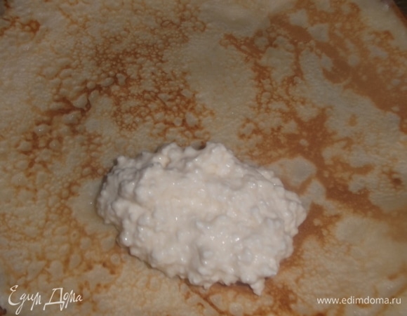 На остывший блин выкладываем начинку.