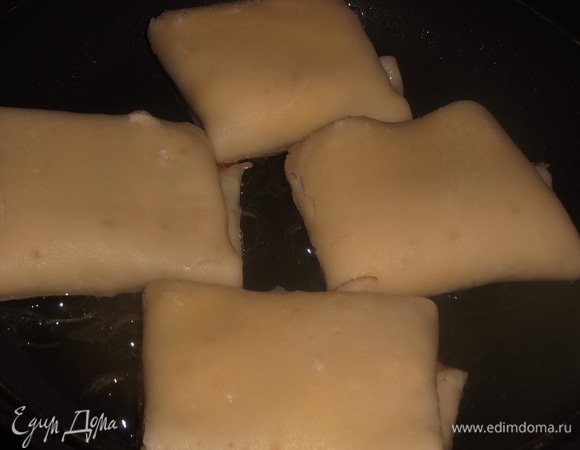 Сворачиваем. Выкладываем на разогретую сковороду с растительным маслом.