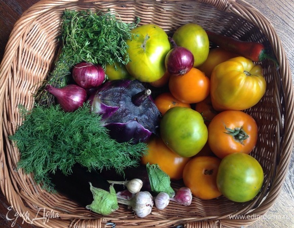 Мою, чищу овощи и зелень.