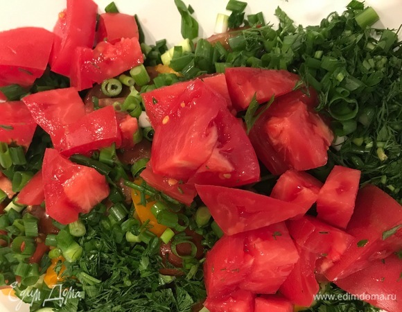 Нарезаю все овощи кубиками (или соломкой, если вам нравится). Мелко нарезаю зеленый лук и зелень. Натираю чеснок на мелкой терке.