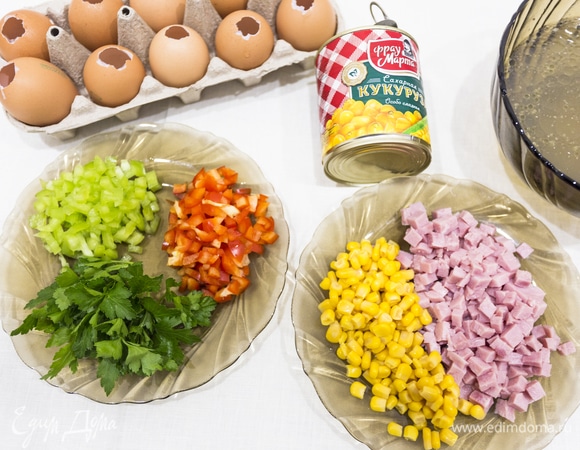 Пустую скорлупу промываем снаружи, внутри обдаем кипятком и высушиваем. Пока яйца подсыхают, в холодном бульоне замачиваем желатин на 1 час, а после набухания растворяем его, разогрев бульонную основу на плите (не доводя до кипения!). Нарезаем ветчину и овощи, состав и количество которых может варьироваться согласно вашим предпочтениям.