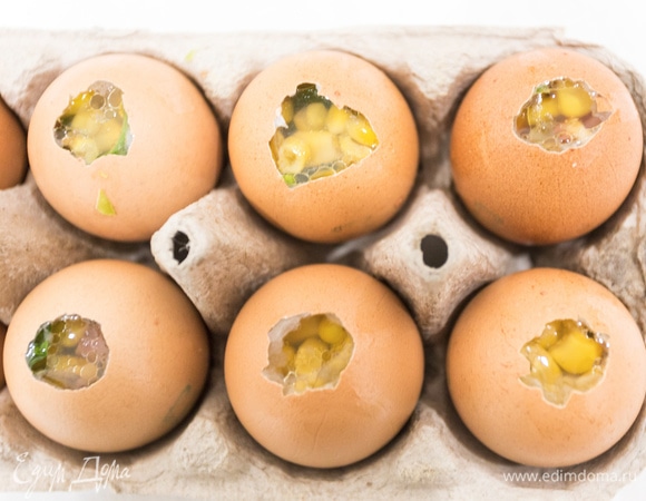 Ставим скорлупки в лоток для яиц и наполняем бульонно-желатиновой смесью. Ждем, пока закуска остынет в холодильнике, а затем очищаем яйцо от скорлупы!