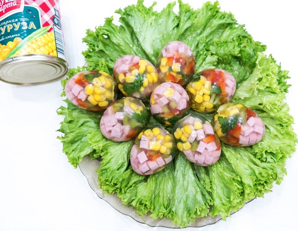 Подавать к столу, украсив зеленью и овощами, или просто подать закуску на белом блюде. Заливное «Яйца Фаберже» — рецепт, который превратит привычную закуску в экзотическое блюдо, способное украсить любой праздничный стол. Приятного аппетита! С Новым годом и Рождеством вас, «Едим Дома» и бренд «Фрау Марта».