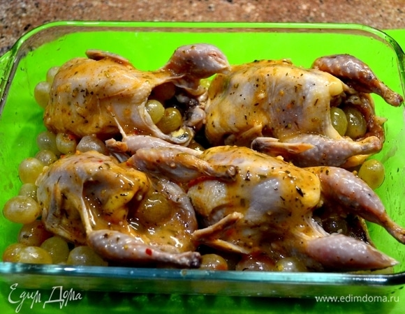 Маринуем тушки перепелок и виноград сразу в форме для запекания. Тушки наполнить виноградом. Добавляем ингредиенты (у меня маринад для курицы), смешиваем и оставляем на час.