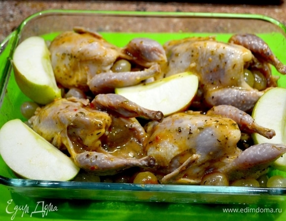 В подготовленные тушки добавить свежие нарезанные яблоки. Накрываем фольгой, ставим в духовку при 190°C на 30 минут.