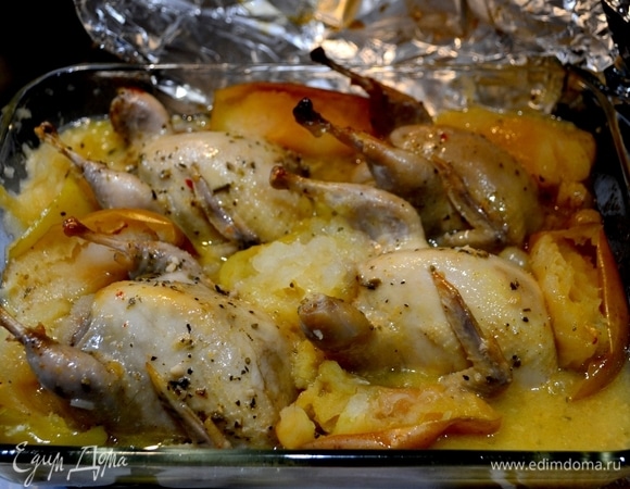 Наши чудесные перепела готовы. Их уже можно подавать на стол. Но мы любим, чтоб была корочка прямо румяная, поэтому поливаем сверху перепелов соком от яблок и винограда. Отправляем румяниться до нужного вам колера.