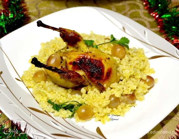 Подайте на большом блюде, а каждый выберет себе понравившуюся перепелку. Самое интересное, что каша, пропитанная ароматом перепелов и вкусом винограда с яблоком, была съедена в первую очередь!