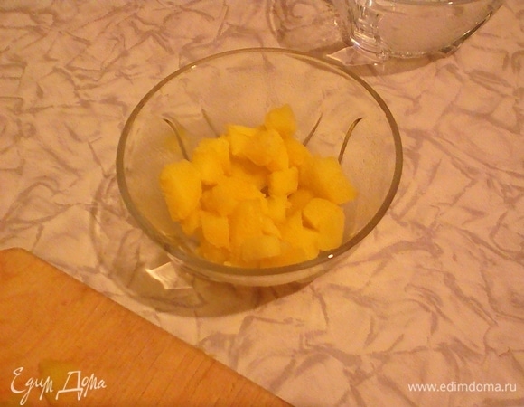 Картофель, морковь нарезать кубиком. Выложить слой картофеля и полить его немного соевым соусом.