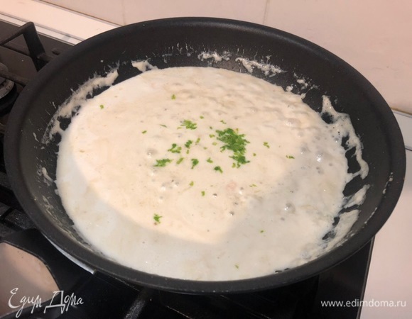 Убираем лосося, а в соус добавляем немного цедры лайма и чайную ложку соевого соуса. Перемешиваем и держим на огне примерно минуту.