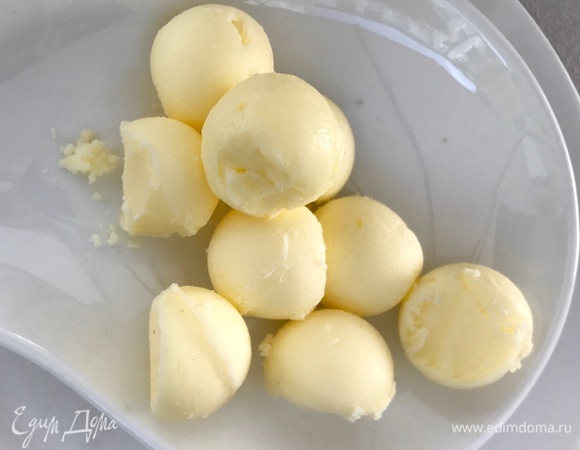 Беру сливочное масло.