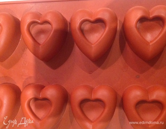 Смазываю маслом силиконовую форму. Выкладываю творог. Ставлю в духовку на 25–30 минут. Нужно следить за сырниками, готовность зависит от возможности вашей духовки.