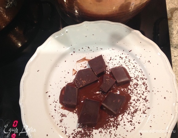 На водяную баню ставлю шоколад. В растопленный шоколад добавляю корицу.