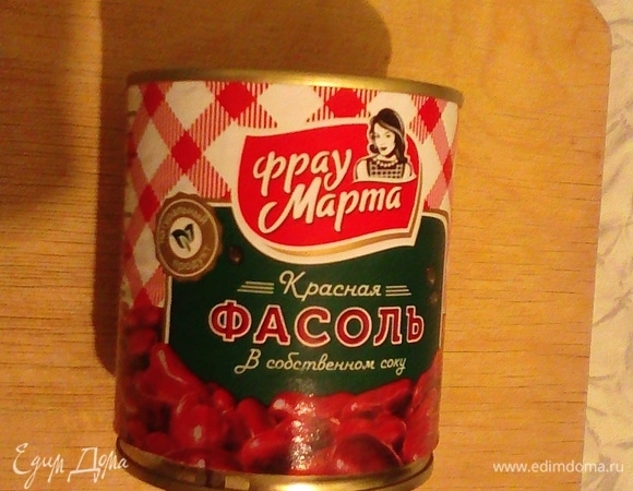 Банки с красной фасолью ТМ «Фрау Марта» и кукурузой вымыть, открыть. Выложить на картофель слой кукурузы, затем — моркови, нарезанной кубиком. Сверху — слой фасоли.