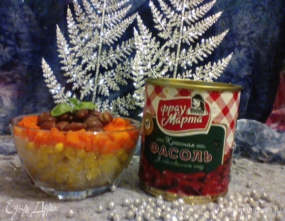 Полить все еще немного соевым соусом и маслом. Украсить зеленью.