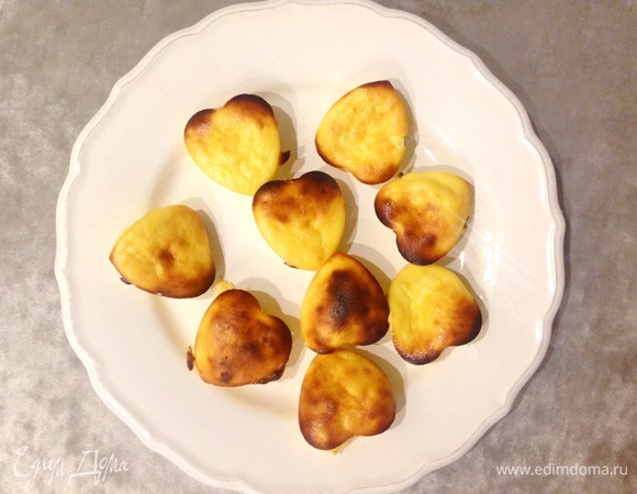 Вынимаю сырники из духовки. Даю немного остыть. Выкладываю из формы в тарелку.