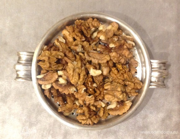Орехи должны быть сухими (можно подсушить в духовке 5 минут).