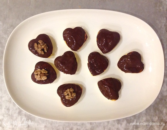 Сырники щедро смазываю теплым шоколадом, кладу сверху орехи.
