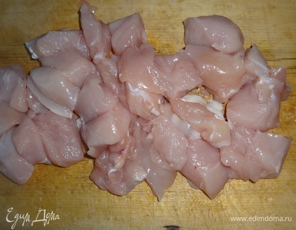 Куриное филе вымыть, обсушить, нарезать кусочками среднего размера.