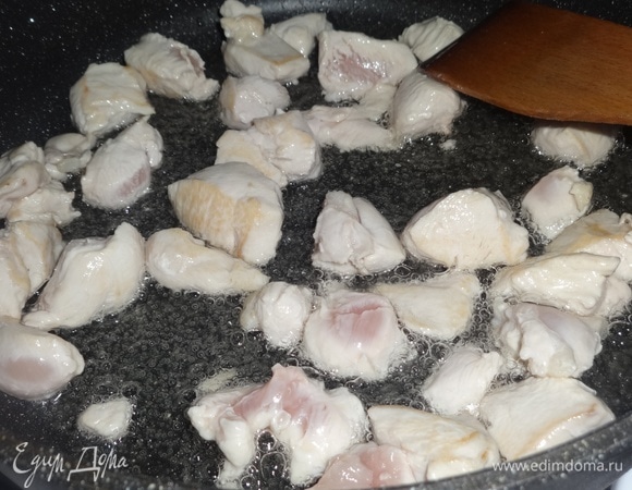 В сковороду налить масло, разогреть его и обжарить куриное филе почти до готовности. Выложить обжаренное филе в миску (без масла), немного посолить.