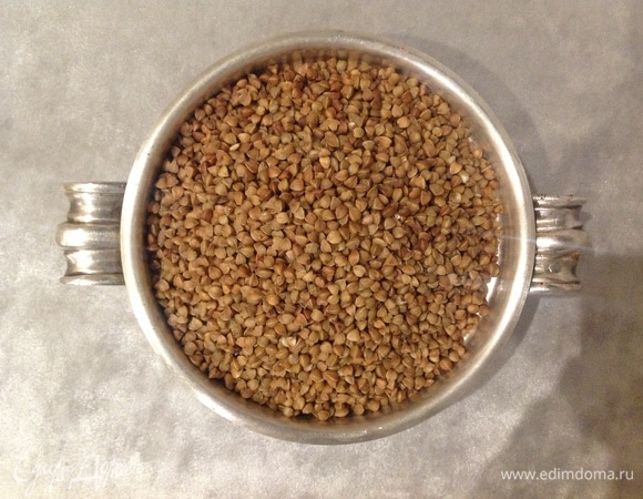 Беру хорошую гречку. Мою, заливаю водой, ставлю вариться на минут 15–20.