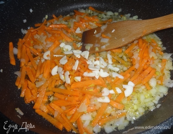 Добавить чеснок и перец, продолжить обжаривать еще некоторое время.