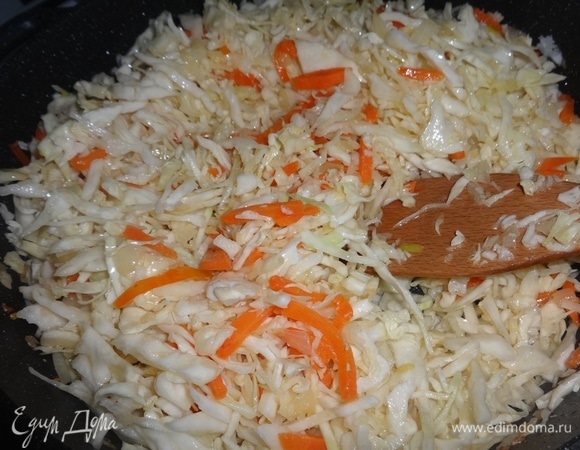 Выложить к обжаренным овощам капусту, перемешать и продолжить обжаривать все вместе еще несколько минут.