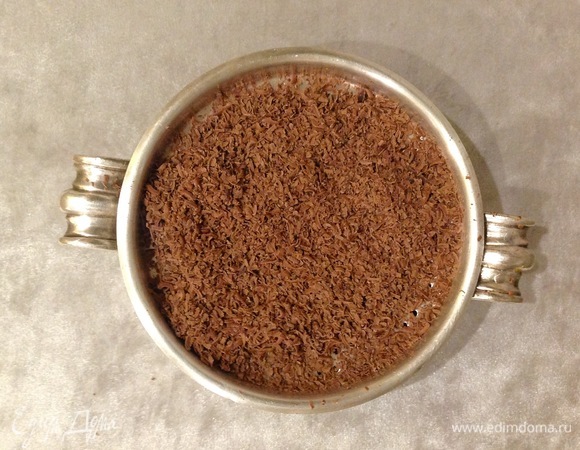 Шоколад натираю на мелкой терке. Ставлю в холодильник.