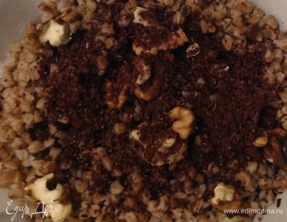 В готовую гречку добавляю соль, масло, орехи. Хорошо перемешиваю. Выкладываю в тарелку и посыпаю шоколадом. Приятного аппетита!