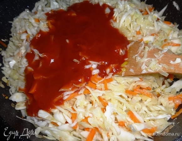 Томатную пасту развести водой до консистенции пюре и выложить в сковороду к капусте, перемешать.
