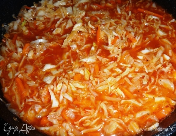 Налить воды, перемешать содержимое сковороды.