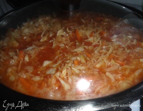 Накрыть сковороду крышкой и тушить блюдо на медленном огне минут 25–30. Определяйте готовность, пробуя на вкус рис и капусту.