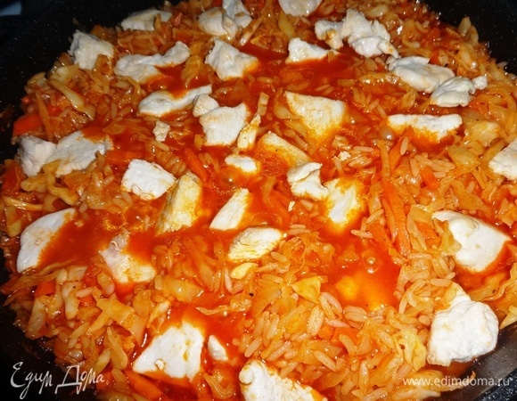 За несколько минут до готовности выложите в сковороду обжаренное куриное филе, как бы слегка утапливая его в овощах. Готовить под крышкой еще 5–7 минут. Затем выключить огонь и дать постоять блюду 10–15 минут.