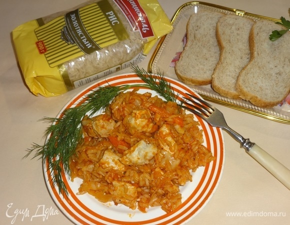 Разложить рис с курицей и капустой по-гречески по порциям, украсить зеленью и подать к столу. Приятного аппетита!