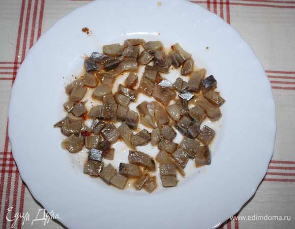 Сельдь, маринованную с пряностями, нарезать кубиками.