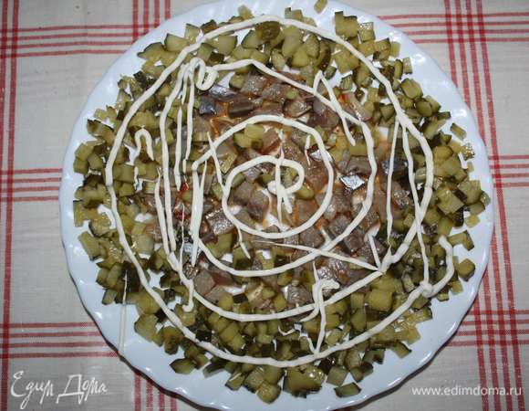 Покрыть небольшим слоем майонеза.